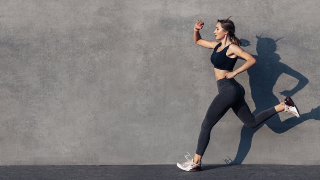 Mulher praticando exercício físico para potencializar a queima de gordura e melhorar a forma física.