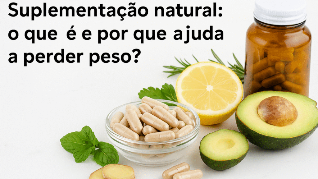 Frascos de cápsulas naturais, limão, gengibre, abacate e ervas frescas sobre superfície clara, ilustrando suplementação natural para perda de peso.