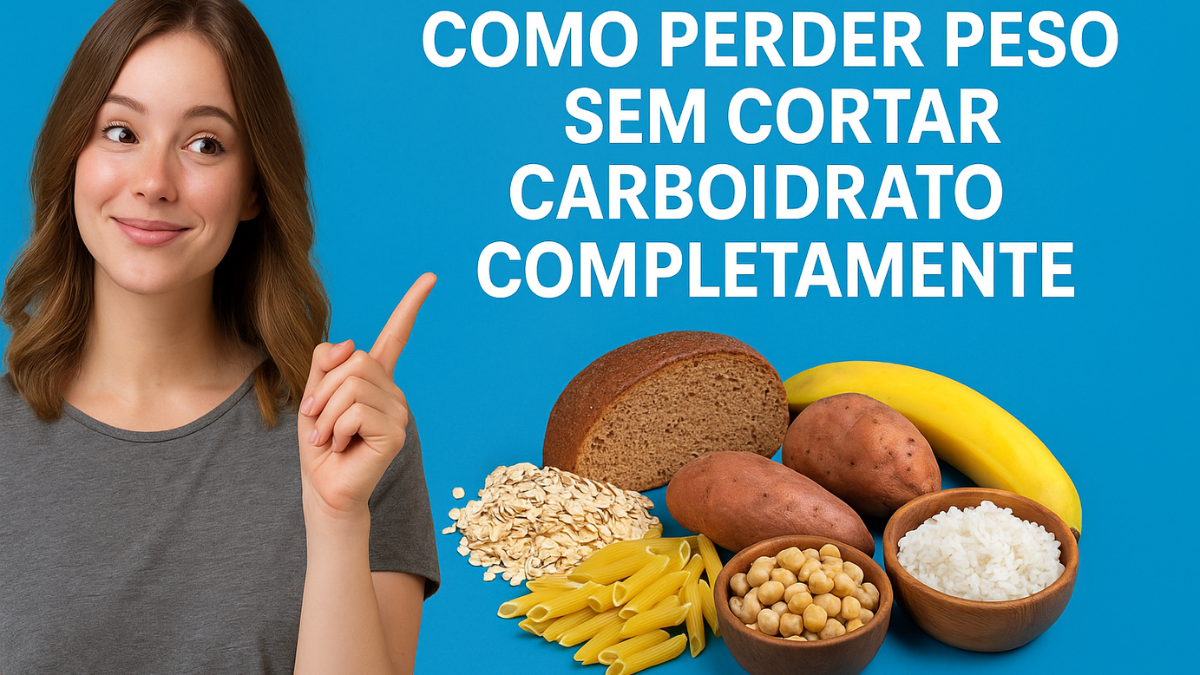 Mulher sorridente apontando para alimentos ricos em carboidratos saudáveis, como pão integral, banana e grão-de-bico.