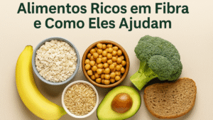 Banana, aveia, grão-de-bico, arroz integral, abacate, brócolis e pão integral em fundo neutro.
