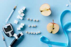 Esta imagem representa a importância de fazer escolhas conscientes para controlar o açúcar no sangue. De um lado, temos cubos de açúcar e seringas, remetendo às consequências do consumo excessivo de açúcar, como a diabetes. Do outro lado, há uma maçã, símbolo de uma alimentação saudável e equilibrada. O contraste visual incentiva a reflexão sobre como pequenas mudanças nos hábitos alimentares podem melhorar a saúde e prevenir doenças. 
