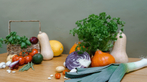 A imagem não contém texto escrito, apenas elementos visuais de legumes e verduras frescos.