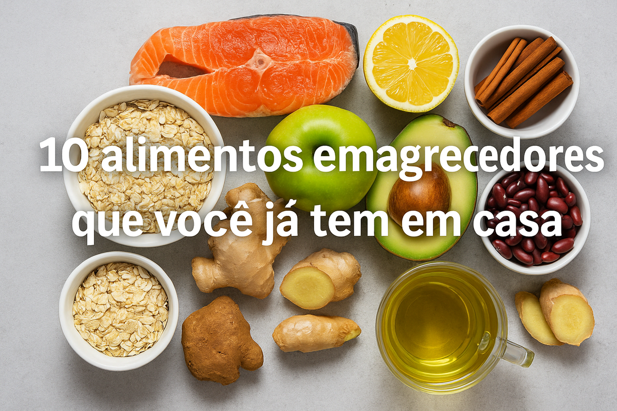 Imagem com alimentos emagrecedores como aveia, gengibre, maçã, abacate e canela, organizados sobre fundo neutro
