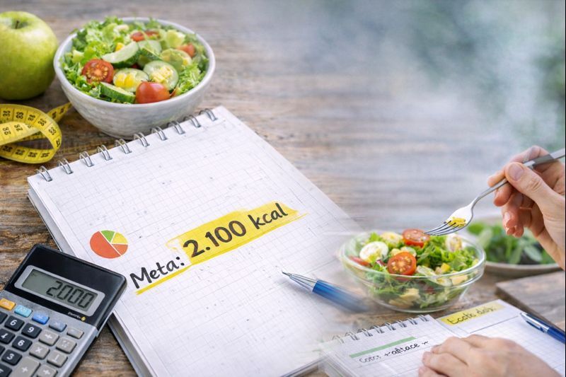 Pessoa calculando a necessidade calórica real com alimentos saudáveis para emagrecer sem passar fome