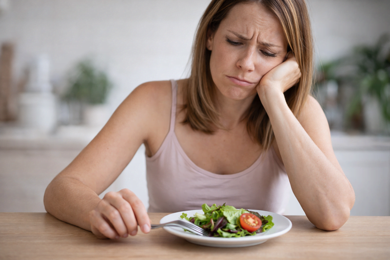 mulher sentindo fome toda hora na dieta mesmo comendo salada