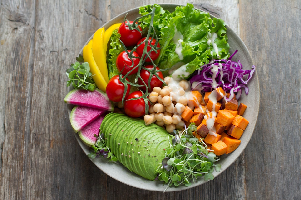Alimentos liberados na dieta low carb: vegetais frescos, ovos, proteínas e gorduras boas
