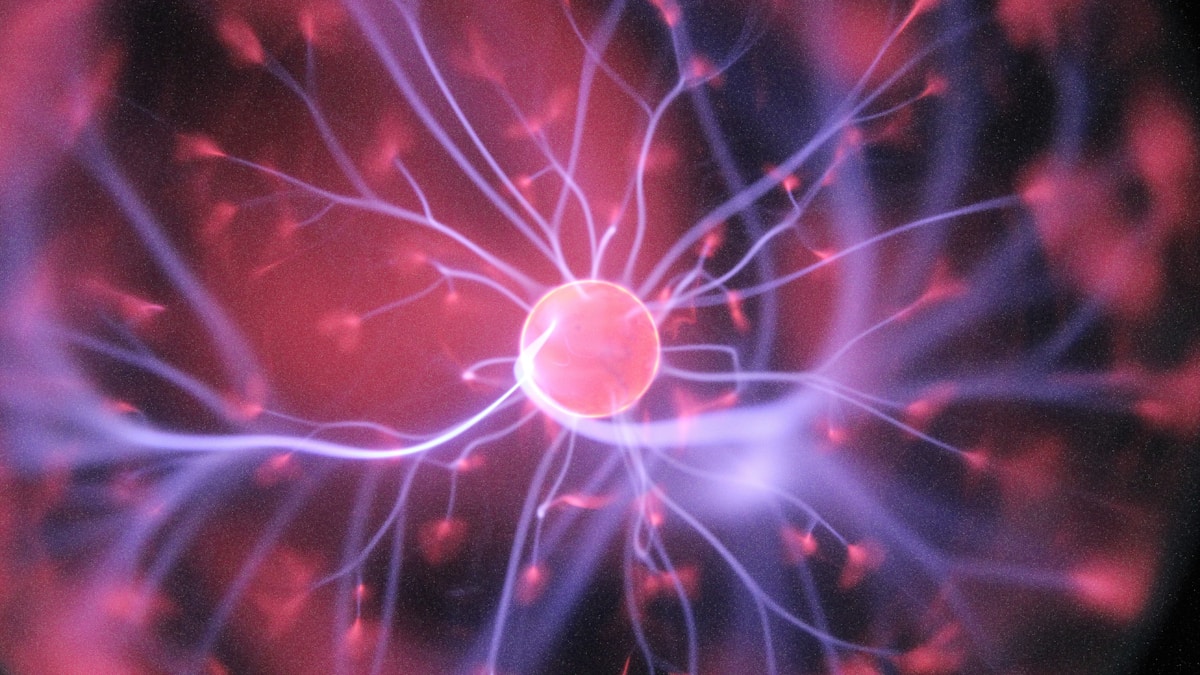 Cientista em laboratório representando as novas descobertas sobre o corpo humano e metabolismo moderno