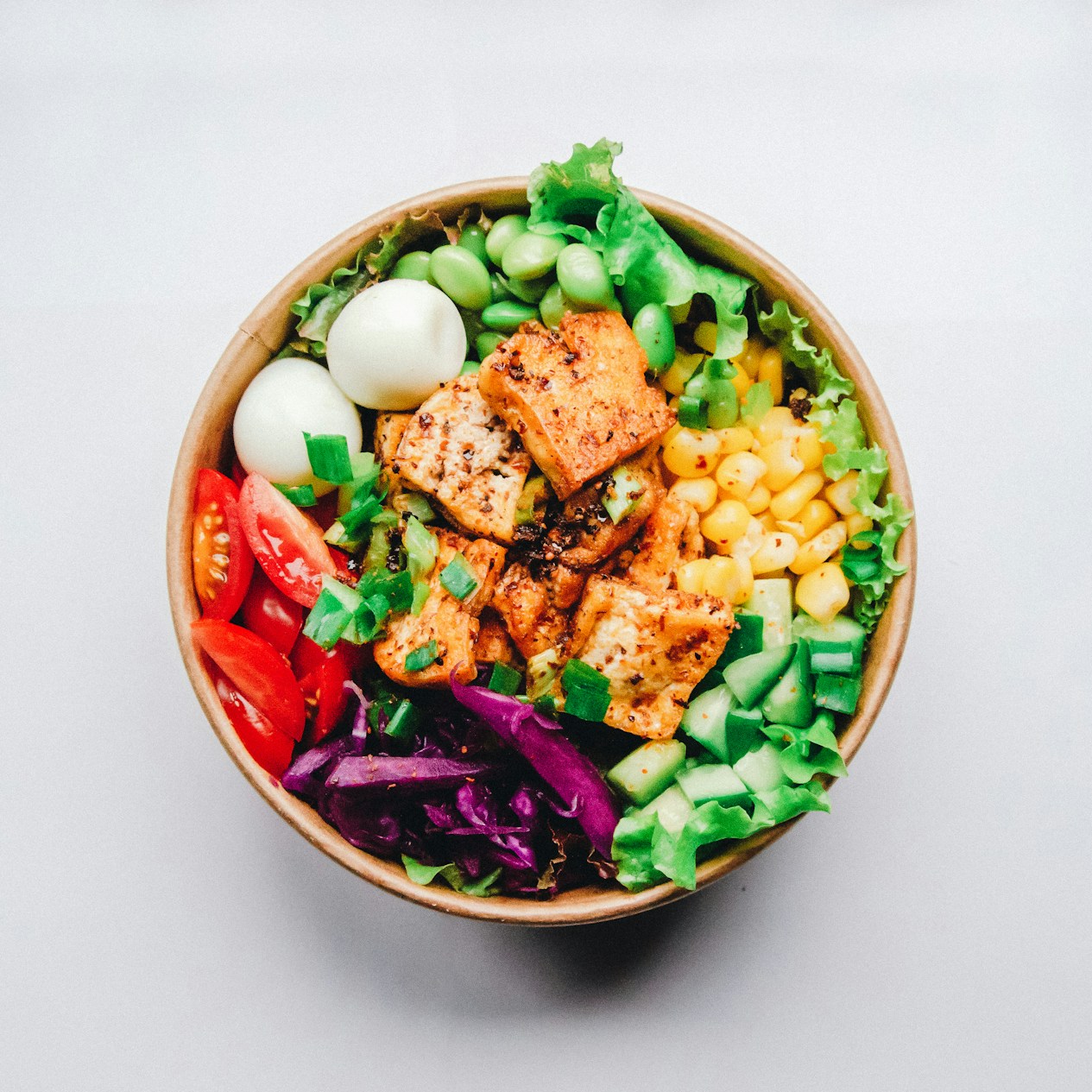 Dieta low carb: prato colorido com proteínas e vegetais frescos