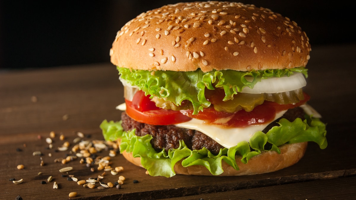 Fast food e alimentos processados representando o modelo alimentar que as dietas tradicionais não conseguem combater