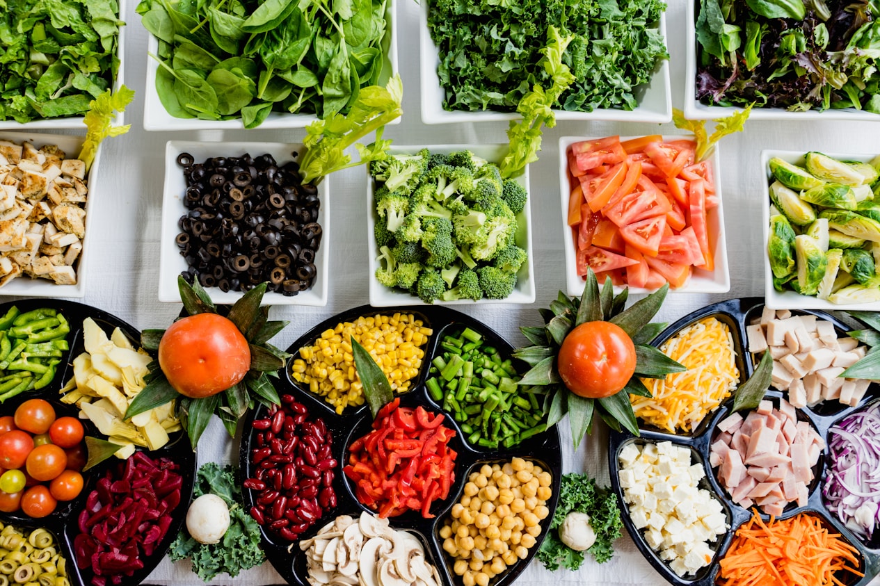 Planejamento semanal da dieta low carb com ingredientes frescos e coloridos na cozinha