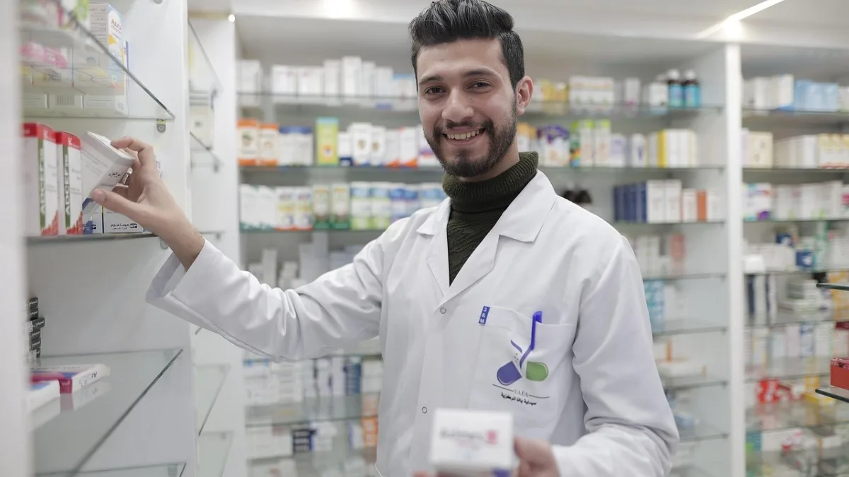 Farmacêutico verificando o preço do Ozivy antes de vender ao cliente