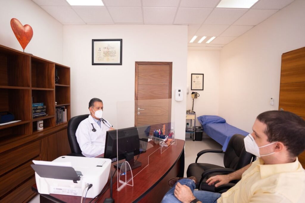 Homem conversando com médico em um consultório durante uma consulta