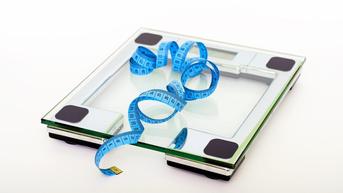 Balança digital de vidro com fita métrica azul: dieta para perder 5 kg em 7 dias