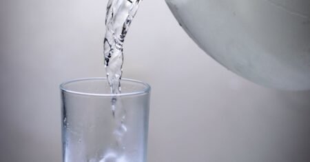 Beber água ajuda a emagrecer? O que a ciência realmente mostra