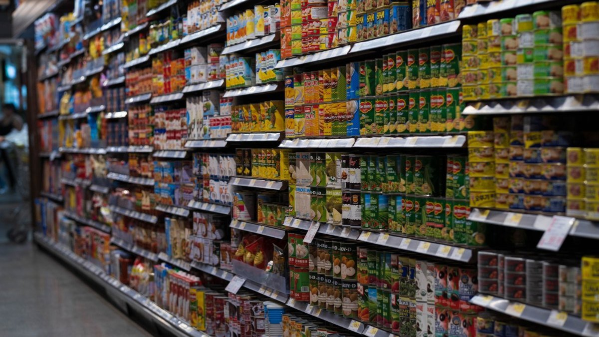 Prateleiras de supermercado cheias de produtos embalados, onde ficam muitos alimentos ultraprocessados
