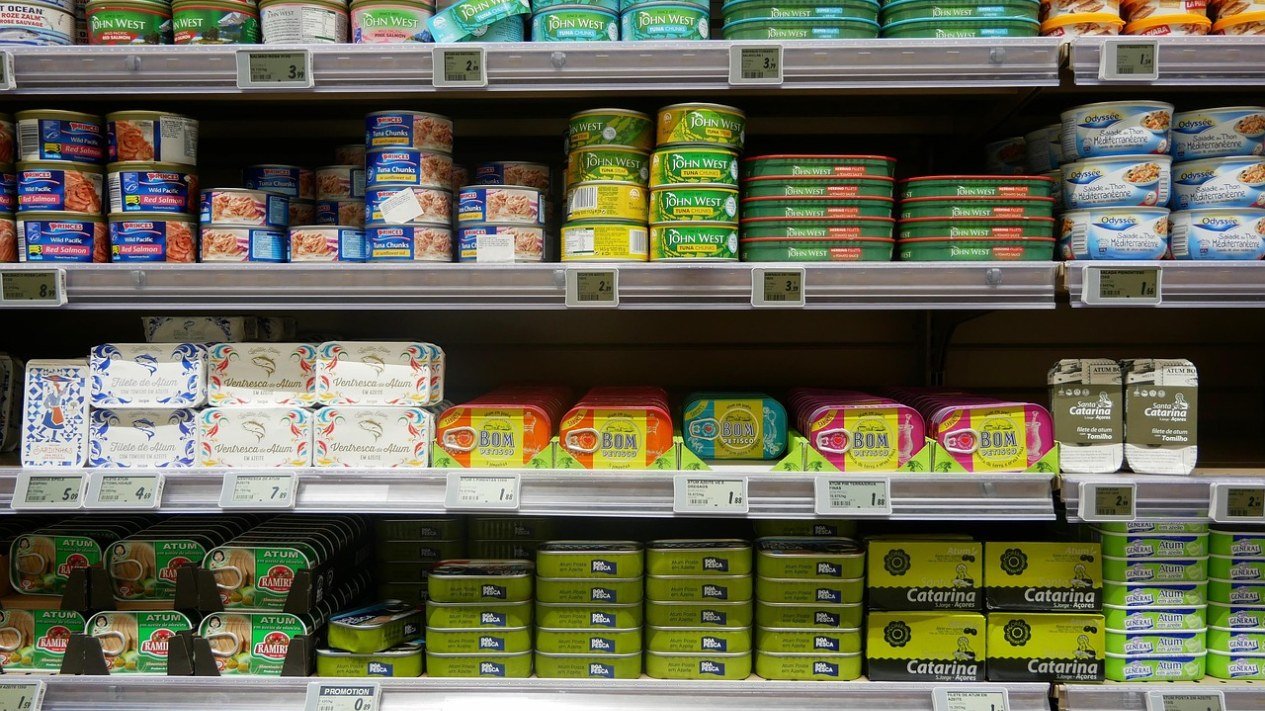 Prateleiras de supermercado com produtos industrializados em latas